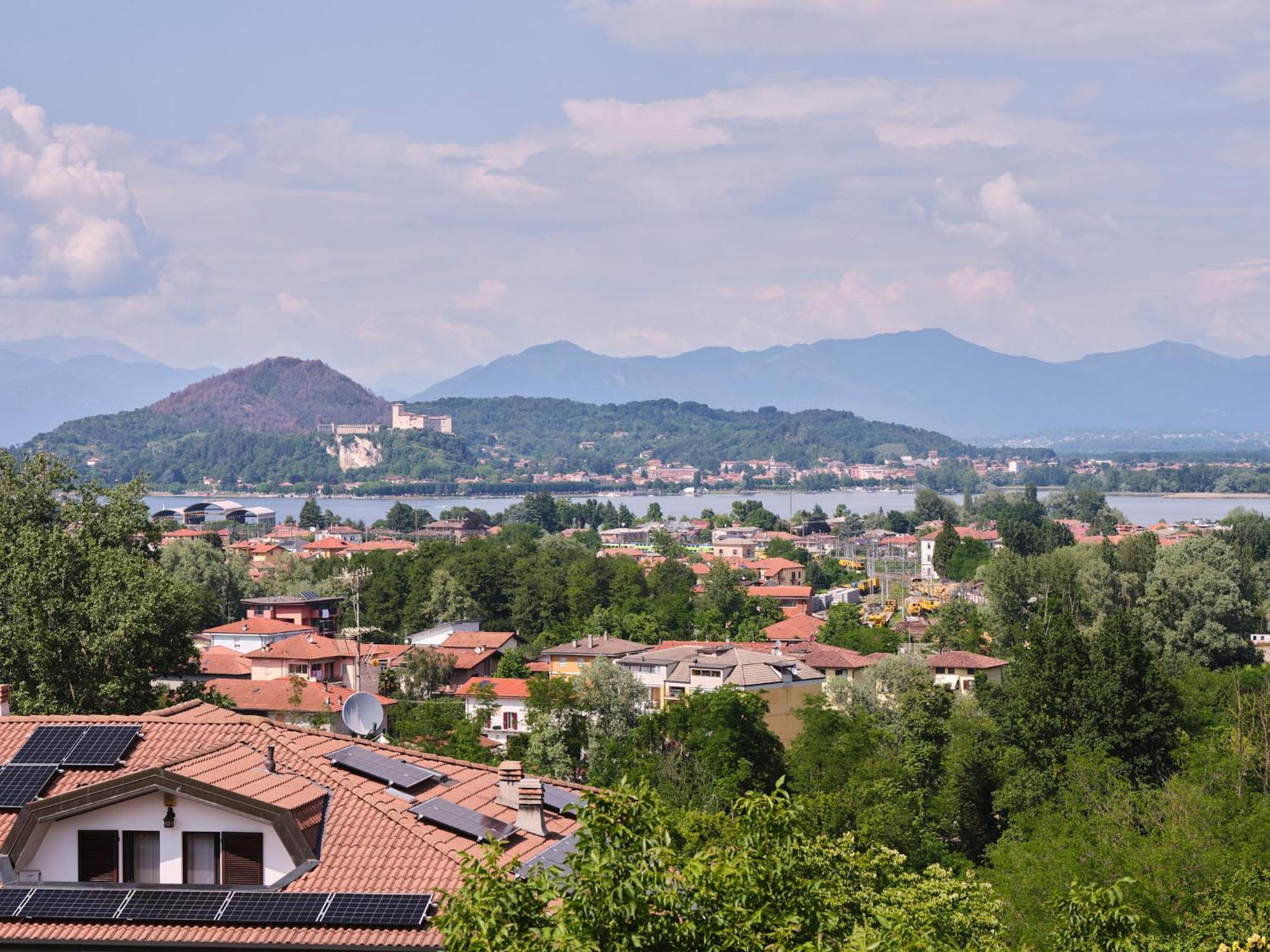Casa Ierardi - Appartamento Arona Bellavista ภายนอก รูปภาพ